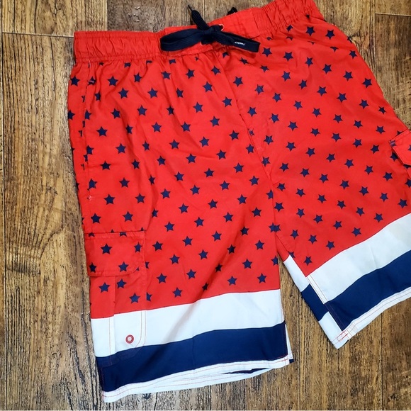 Red Star-Patterned Men's Shorts - Picture 6 of 10